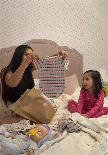 Vale y yo les hicimos unboxing de ropita para bebe#2 💗🥰 ig.estefmonarrezz #momsoftiktok #momtobe #unboxing #baby