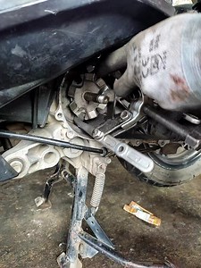 886K views · 6.1K reactions | Tutorial cara membuka plat tutup roller macet atau lengket susah dibuka #bengkelmotor #otomotip #tutorial | Belajar Mekanik Dari NOL | Facebook