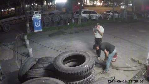 Tire explodes and nearly hits man in Guangdong, China