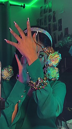 Green Makeup Look Tutorial by Dove Cameron