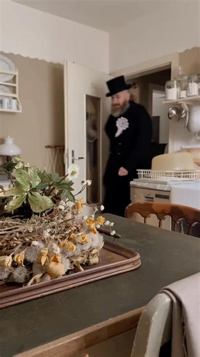 Leave an #🧅 if you like! 🤭 Please help me out and recommend an alternative remedy! 😷The idea of putting cut onions in a scarf around one’s neck to relieve a sore throat is a common home remedy, but despite my own long held conviction I learned that there is unfortunately no strong scientific evidence to support its effectiveness. 🤭 Furthermore the unpleasant smell of the onions will probably linger in Ference’s fur and my beard for days 🤪 #cozy #calming #comforting #relaxing #satisfying #co