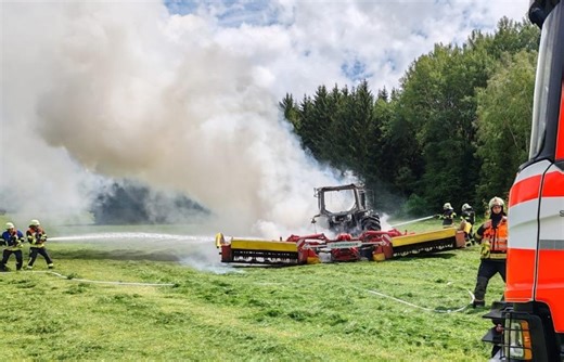 Traktor am Grenzübergang bei Waldmünchen in Vollbrand – mehrere Feuerwehren im Einsatz
