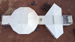 陨石坑变“太空舱”，六人在以色列沙漠模拟火星生活_World湃_澎湃新闻-The Paper