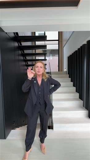 Monica Poplawski on Instagram: "Tem corretor que acha que mostrar um imóvel é abrir a porta da casa, mostrar a cozinha, o lavabo, a sala… mas isso o cliente já está vendo. A verdadeira função do corretor vai além do óbvio. É traduzir o que não aparece nas fotos, é revelar a intenção por trás de cada detalhe, é explicar o porquê daquele imóvel ter o valor que tem. Durante uma visita, eu não mostro apenas ambientes — eu mostro contexto, escolhas, história, potencial. Porque enxergar metros quadrad