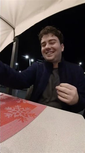 Ordering Neapolitan pizza in Naples IN NEAPOLITAN