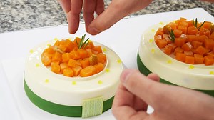 Bienvenue au laboratoire pâtissier de la Maison FAUCHON ! Découvrez en images tous les secrets de confection de notre nouvel entremets Abricot Amande : http://www.fauchon.com/fr/entremets-abricot-amande.html Des questions sur le choix de nos ingrédients, la recette ou notre technique ? Nous vous répondons en commentaires :) | FAUCHON