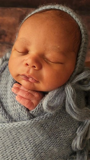 Everyone is a photographer until it's time to do a posed newborn session😆 IYKYK. Almost every session I hear, "You must have a lot of patience to do that!" Yes, posed newborn sessions do require having a lot of patience, but it also requires having a lot of knowledge and safety training. These sessions have so much thought going into them to prepare and execute each pose as well as having all of the correct equipment. When looking to book a newborn photographer, choose someone with the experien