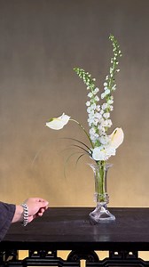 White palm and white big swallowtail vase flowers tutorial! #teachesflowerarrangement #dmentflower #teachesflower #canbox #flowerlovers | D’men Flowers
