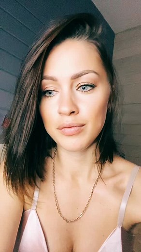 Intimate Portraits: Capturing Soft Indoor Moments