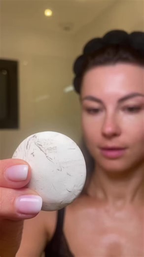 J’ai testé le massage avec les pierres d’argile @stonecarebyenterredargile , faites à la main à Collioure. Elles sont toutes douces, 100 % naturelles et incroyablement puissantes. Leur forme s’adapte parfaitement pour stimuler les ganglions lymphatiques. J’ai vraiment l’impression que c’est plus efficace que le massage avec les doigts. La sensation est très agréable, et surtout, je vois une vraie différence : les mouvements sont plus profonds, avec plus de précision et d’appui.