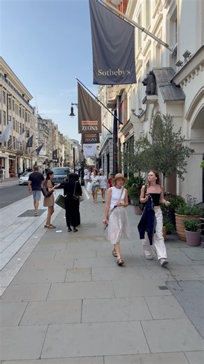 London Luxury Shopping Street | New Bond Street #luxurylondonlife #londonluxuryhomes #LondonLuxuryLiving #londonluxuryshopping #london #walkinginlondon #londonshoppingstreet #newbondstreet | We Love London