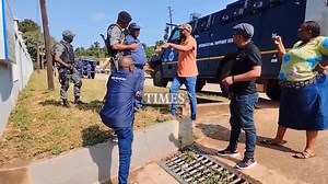 71K views · 830 reactions | EXECUTIVE VS THE GATEKEEPER?: This morning some SNAT executive members found themselves negotiating entry-not with officials inside the SNAT centre, but with the police officers blockading the venue. The National Executive meeting is on, but cops say some folks aren’t on the guest list. | Times of Eswatini | Facebook