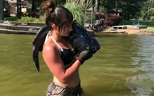 【Hannah Barron】CATFISH NOODLING: Catching 17 Catfish in under 3 hours!
