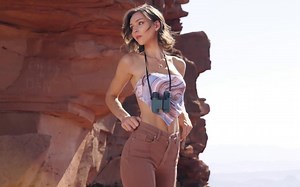 名模Rachel Cook独自一人在沙漠，你想一起吗