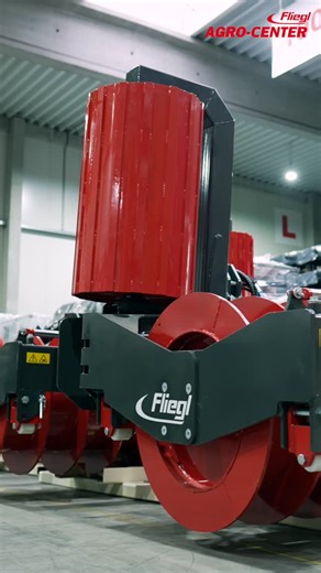 Fliegl Agro-Center GmbH on Instagram: "💪🌱 Mehr Gewicht. Mehr Verdichtung. Mehr Qualität. Mit der Fliegl Silowalze erreichst du eine gleichmäßige und effektive Silageverdichtung – ideal für Gras- und Maissilage. Für alle, die keine Kompromisse machen. 👉 Mehr Infos im Agro-Center #Fliegl #AgroCenter #Silageverdichtung #Futterqualität #PraxisErprobt"