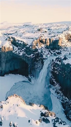 اكتشف جمال شلال Aldeyjarfoss في أيسلندا