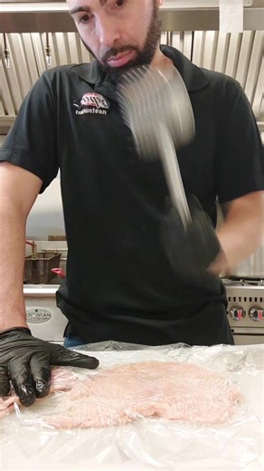 Our bacon-wrapped stuffed chicken breasts 🥓 are irresistible, so why not pair them with your favorite side dish? Nuestras pechugas rellenas envueltas en bacon 🥓 son irresistibles, ¿por qué no las acompañas con tu complemento favorito? | De pura cepa