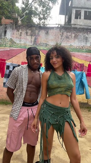 Had the best time performing this live for the first time in concert, stay tunedddd 👀🎵 keep showing off your #tiktoklikeclockwork! #clockworkchallenge DC: @nickyandersen @michelpsian