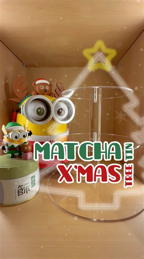 Reindeer Bob had an adorably chaotic plan for all those empty tins piling up. Using our trusty macaron stand and some fairy lights, my minions transformed our shelf into a festive, on-brand Matcha Xmas Tree. It’s the perfect blend of our two obsessions—holiday sparkle and high-grade matcha! How do YOU repurpose your empty matcha tins? Let me know in the comments! #christmasdecor #minichristmastree #matcha #minions #matchachristmas