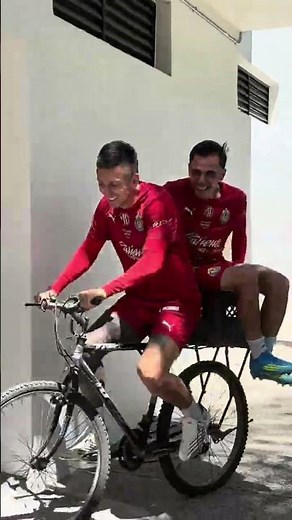 SIGNIFICA SER COOL Y HACERSE NOTAR 🚲 | #ligamx #chivas