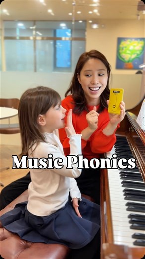 Memorizing note names isn’t very fun for kids, is it? So we learn them like phonics— with movements, actions, and lots of play 🎶 Once they learn this way, they never forget! Wishing you a joyful lesson today 🎹💛 음표 이름 외우기, 아이들에게는 쉽지 않고 재미도 없죠. 그래서 파닉스를 배우듯 동작과 놀이로 음표 이름을 배웁니다 🎵 이렇게 배우면 아이들은 절대 잊지 않아요. 무엇보다 정말 즐거워해요 😊 오늘도 즐거운 레슨 되세요 🎹 #더리틀피아니스트송도 #thelittlepianistsongdo #송도영어피아노레슨 #pianomusic #pianolessons | Thelittlepianist