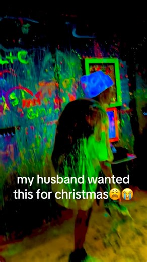 Planet Splatter Canada on Instagram: "Christmas activity gift like this in Toronto🎄👀 📍planet splatter #torontowinteractivities #torontofamilyactivities #torontogroupactivities #torontochristmasactivities #winteractivities"