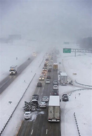 👉 View details here: https://ar.xemtuvi360.com/246094/ “How Did One Storm Disrupt an Entire Region’s Travel?” | Epic World News