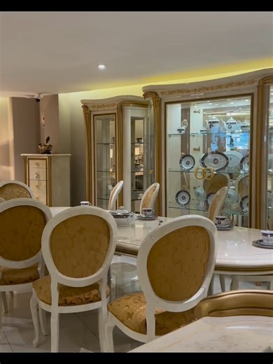 The Melodia dining room by Arredoclassic is a masterpiece of neoclassical harmony. Featuring sinuous lines, a high‑gloss ivory finish and golden Art Deco accents, it turns every meal into a regal experience. From the iconic oval table with silk‑screened details to the luminous vitrines, discover the perfect balance of comfort and Italian prestige. 🍽️✨ Explore the full Melodia collection on our website and bring home a touch of Renaissance‑inspired luxury. #MelodiaCollection #Arredoclassic #Clas