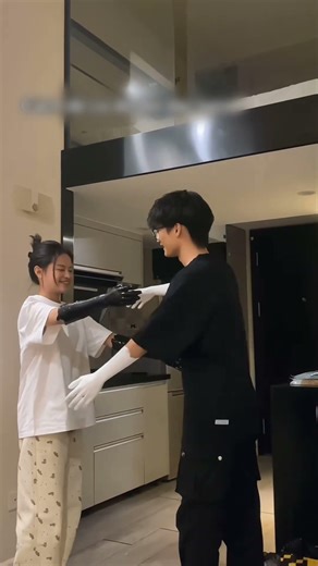 COUPLE TRIED PAINT HANDPRINTS... SOMETHING WENT WRONG 😂🎨 #shortsviral