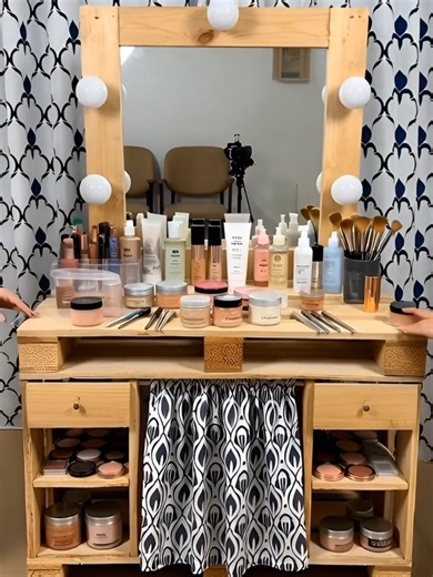 DIY Wooden Pallet Makeup Vanity / Handmade Pallet Dressing Table #diy #pallet #pallets #wooden #woodenpallet #diypallet #wood #woodart #woodwork #woodworking #woodworker #diygarden #garden #gardendesign #playhouse #pergola #gazebo #palletfurniture #cathouse #cattree Upcycled Wood Vanity with Lighted Mirror / Rustic DIY Makeup Organization Station A handmade dressing table or vanity constructed from recycled wood pallets, a popular project in the