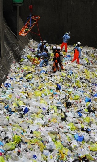 ごみピット内への転落想定し救助訓練　八女西部クリーンセンター