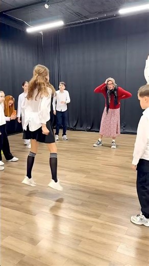 WALKING DANCE ⚡🌟 Удивительная Девочка Танцует с Бабушкой 🎭👵
