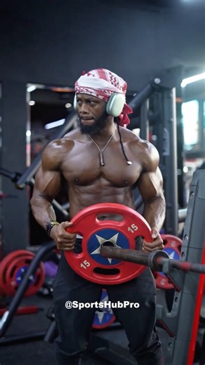 Sculpting the Lower Chest! 💎🔥 Perfect Form #fitness #bodybuilding #gym ‪@UlissesWorld‬