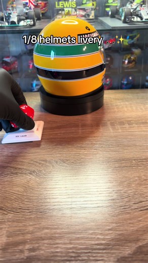 Special livery for these 1/8 helmets ✨ We can see some important names of formula 1 🤩 Scale : 1/8 Brand : Minichamps #senna #f1 #helmet #minichamps #newcreator