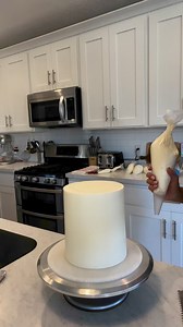 1027. Today I wanted to share some if my favorite things I’ve learned throughout the years of working with cakes.  I would love to share more videos like this, and if you have any questions or topics yo | Theblondewhobakes | Facebook