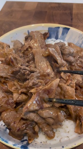BOEUF AUX OIGNONS RAPIDOS ! 🧅#boeuf #oignon #beef #recette #asianfood #recetterapide #recipe #beef #tiktokacademie #cuisine | Qistoh