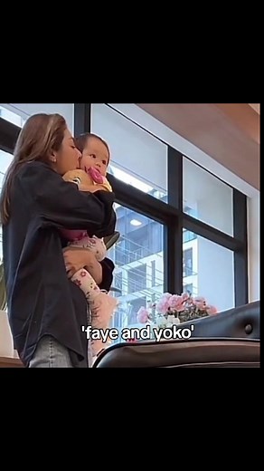 Momentos divertidos de Faye con bebés