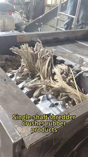 Single-shaft shredder shreds rubber belts