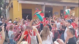 Sevilla ahora mismo es una fiesta la afición del Athletic de Bilbao 👏👏👏👏👏 🎖️ https://youtu.be/2PlHFIBSPDQ | FORO MDM