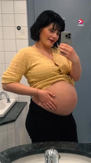 Viaplay Norge on Instagram: "«Du føder NÅ» 😳 Plutselig gikk vannet til Ulrikke, to måneder før det skulle 💙 I den nye serien «Mødre», får vi hver uke bli med Ulrikke Brandstorp, Karianne Vilde Spetalen, Birgit Skarstein og Linni Meister i små og store øyeblikk i livet som profilerte mødre👶 «Mødre» har premiere på Viaplay & TV3 torsdag 5. februar 🍼"