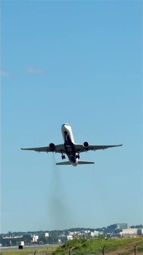 Delta 757 taking off from Reagan Nation Airport