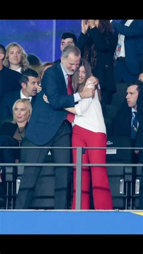 Lejos del protocolo, el Rey Felipe VI y la Infanta Sofía reflejan una relación bella, marcada por el cariño y el amor. La historia ha colocado al Rey y su hija mayor en la primera línea de la Corona. El protocolo y el camino de la heredera los acerca, pero el Rey nunca ha hecho distinciones entre sus dos hijas en lo que se refiere al amor que las dedica. En las ocasiones que podemos verles juntos, se aprecia como a ambos se les ilumina la cara y comparten infinidad de confidencias. | Monarquía E