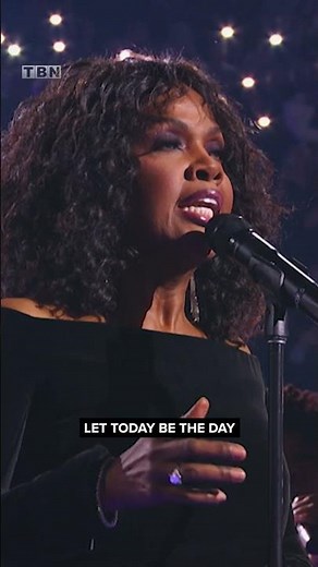 A powerful moment of worship as CeCe Winans sings “Come Jesus Come” at the 2025 GMA Dove Awards.