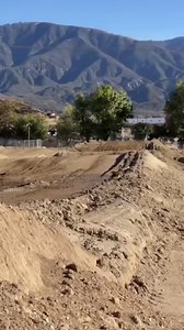 Basic 2024 Yamaha YZ450F🔵 facts: Price💲9,999 (blue), 💲10,199 (50th Anniversary) Tires 🛞 @ridedunlop MX33 Mapping🗺️ GYTR Power Tuner smartphone app Suspension🍴Kayaba SSS (Speed sensitive suspension) Spring forks Clutch🫳🏼 Cable Brakes✋🏼 Nissin Weight⚖️ 233 lbs Horsepower🐎 58.95 Torque💥 35.37 Our 2024 Yamaha YZ450F Tested video📺 is live here: motocrossactionmag.com/mxa-video-we-test-the-2024-yamaha-yz450f/ | Motocross Action