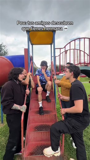 Descubrimiento divertido entre amigos y hermanas