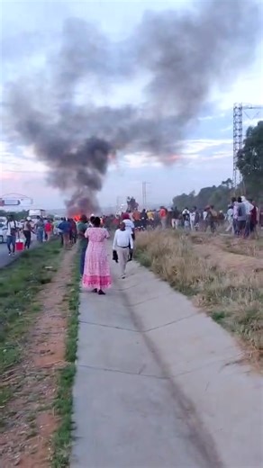 Money heist @ Tembisa Phomolong 💰🏃‍♂️😅ladies ur boyfriends are the MVPs of the Hustle culture 🔥😅give them respect no mahn😅 | Thapelo Dlamini