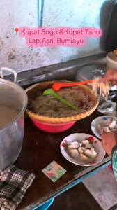 Salah satu makanan Khas Bumiayu, ini Sogol di lengkapi ketupat yang dibungkus daun janur, menambah cita rasa,gorengan dage dkk nya sebagai pelengkap. #kulinerbumiayu #fbpro #temanpengikut | Sindy Anggraeni Lovely