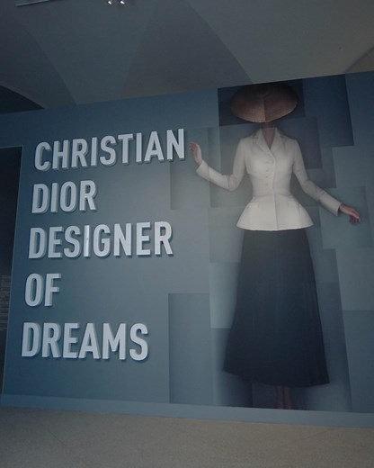 Take an immersive tour through the 'Christian Dior: Designer of Dreams' exhibition on.dior.com/designer-of-dreams running at the Brooklyn Museum in New York, until February 20, 2022. This marks the fifth international stop for the landmark retrospective, with its original record-breaking iteration in Paris. Curated by Florence Müller in collaboration with Matthew Yokobosky, the museum's Senior Curator of Fashion and Material Culture, and designed by scenographer Nathalie Crinière, the exhibitio