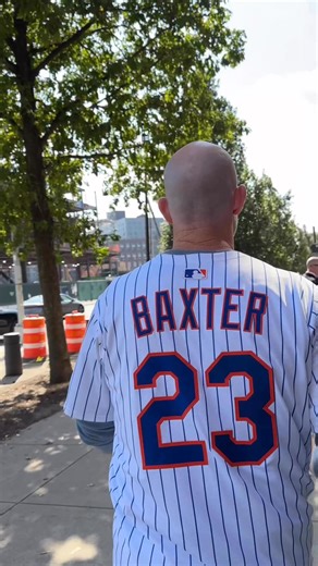 This fan reunited Mike Baxter with the walk from his incredible catch in Johan Santana’s no-hitter! 🤯 | New York Mets