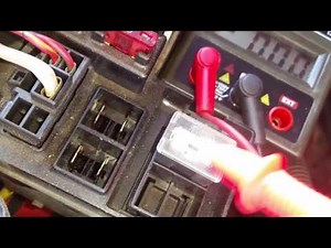 Voltage check at 30-Amp and 40-Amp Fuses, 1986 4Runner